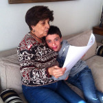 Entregando a la Meme el árbol genealógico que había preparado para sus abuelas