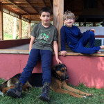 Pau, con su primo Nico, durante el fin de semana en San Felipe